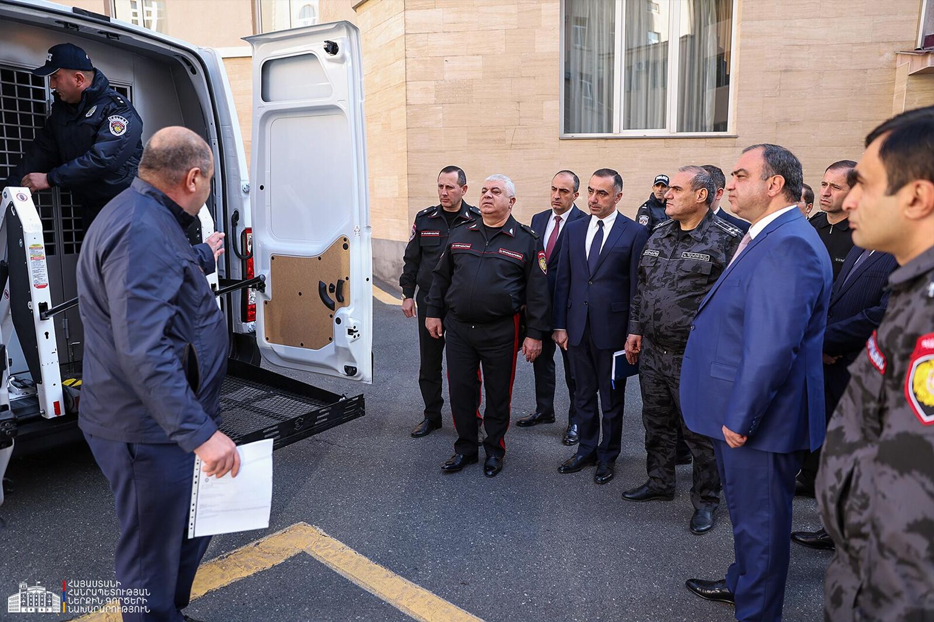 Министр внутренних дел Ваге Казарян осмотрел новые спецмашины, приобретенные для полиции (9 ноября 2024). Еревaн - Sputnik Արմենիա, 1920, 09.11.2024