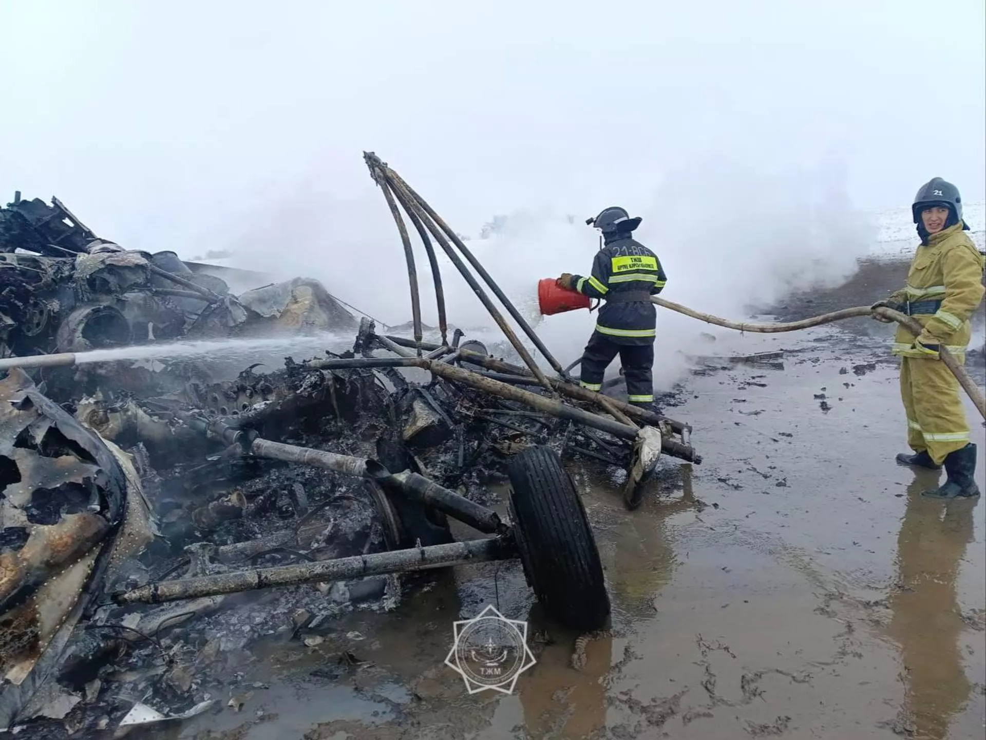 Сотрудники пожарной службы на месте жесткой посадки вертолета Ми-8 (9 ноября 2024). Казахстан - Sputnik Արմենիա, 1920, 09.11.2024