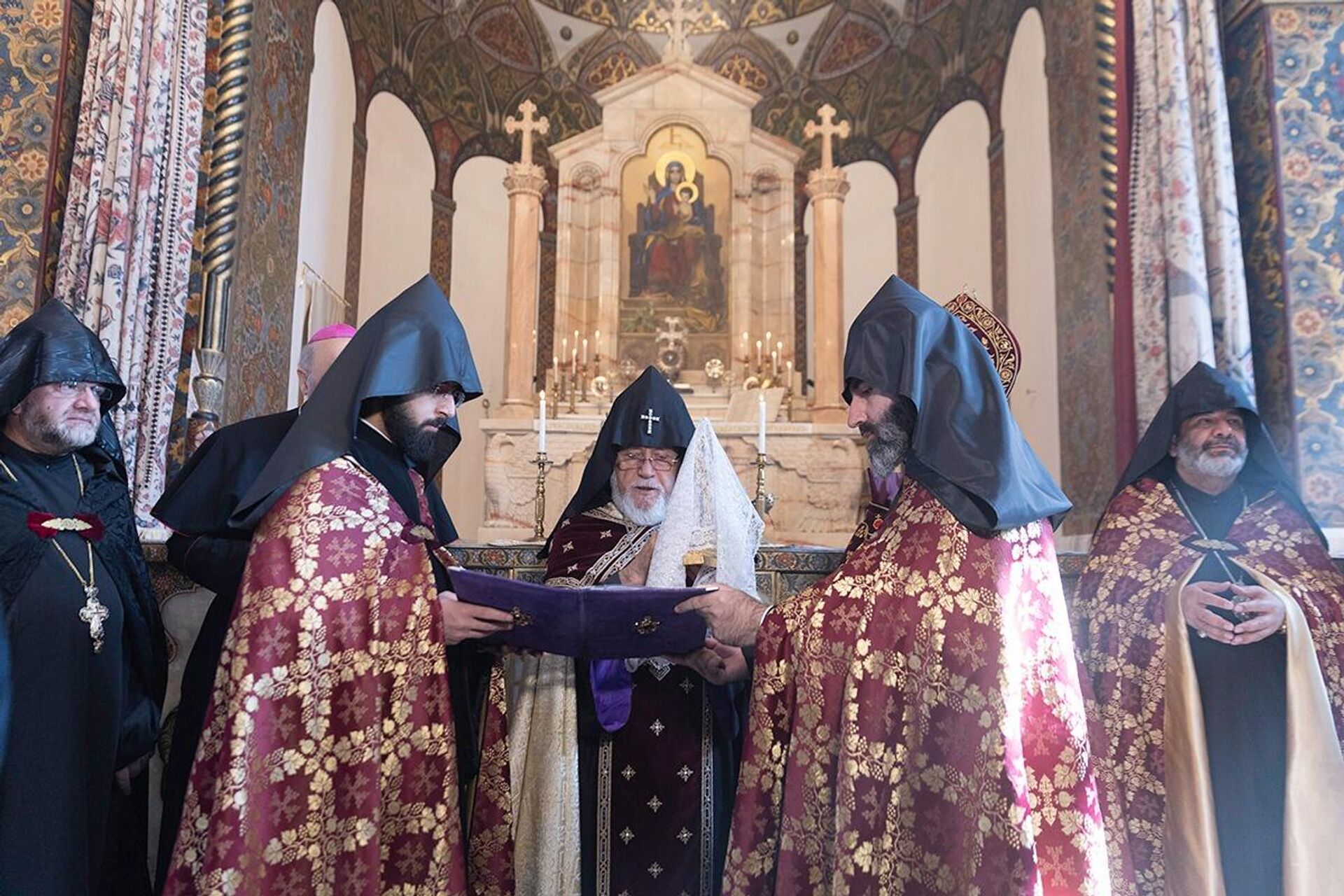 Архиепископ Пражский Ян Граубнер преподнес Первопрестольному Святыню - мощи первого армянского просветителя, основателя Армянской Апостольской Святой Церкви, апостола Варфоломея (10 ноября 2024). Эчмиадзин - Sputnik Армения, 1920, 10.11.2024