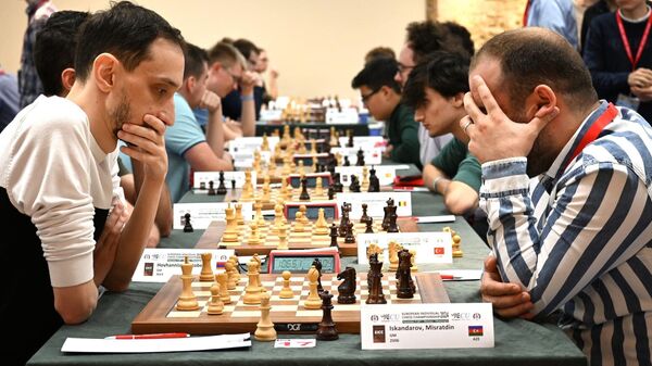 Партия Роберта Ованнисяна и Мисратина Искандарова на индивидуальном Чемпионате Европы по шахматам 2024 (10 ноября 2024). Петровац - Sputnik Армения