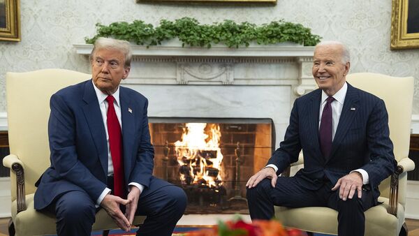 Президент Джо Байден на встрече с избранным президентом Дональдом Трампом в Овальном кабинете Белого дома (13 ноября 2024). Вашингтон - Sputnik Армения