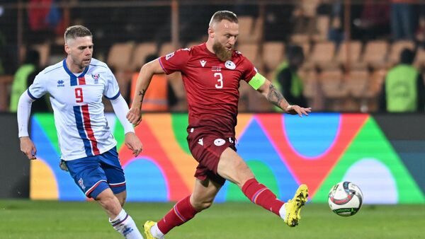 Защитник сборной Армении Вараздат Ароян и нападающий сборной Фарерских островов Пал Клеттскард во время матча Лиги наций УЕФА между сборными Армении и Фарерских островов (14 ноября 2024). Еревaн - Sputnik Армения