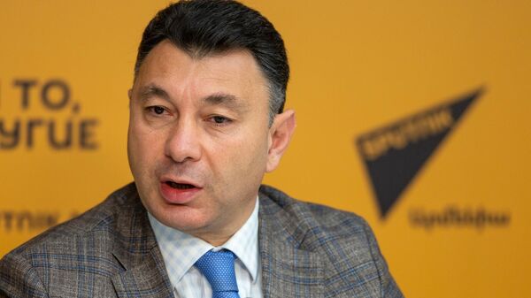 Представитель Республиканской партии Эдуард Шармазанов на пресс-конференции Какие вызовы сегодня стоят перед Арменией (22 ноября 2024). Еревaн - Sputnik Армения