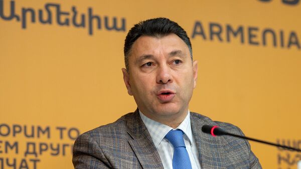 Представитель Республиканской партии Эдуард Шармазанов на пресс-конференции Какие вызовы сегодня стоят перед Арменией (22 ноября 2024). Еревaн - Sputnik Արմենիա