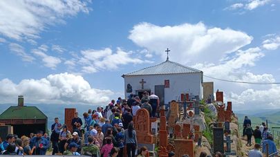 Люди у часовни Сурб Ованнес у села Артагюх, Лорийская область