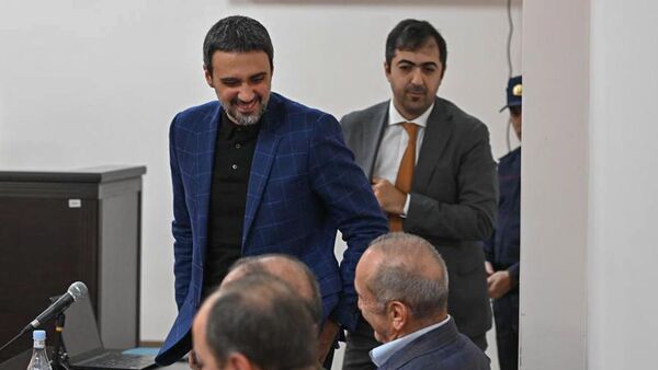 Роберт Кочарян и адвокат Арам Вардеванян во время суда (28 ноября 2024). Еревaн - Sputnik Армения