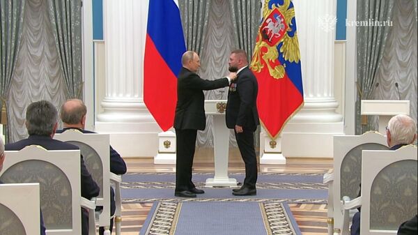 Путин вручил звезду Героя России военкору Евгению Поддубному - Sputnik Армения