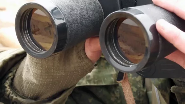 Военнослужащий смотрит в бинокль, архивное фото - Sputnik Армения