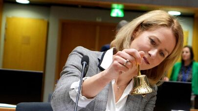 Глава внешнеполитического ведомства Европейского союза Кая Каллас звонит в колокольчик, возвещая о начале встречи глав МИД ЕС (16 декабря 2024). Брюссель