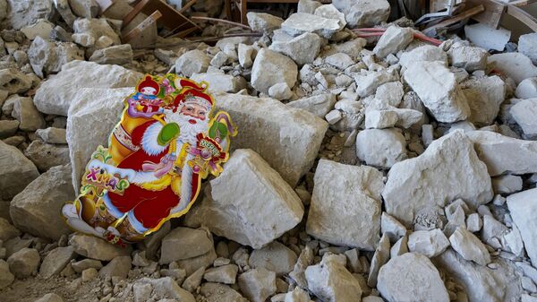 Подготовка к Рождеству на руинах Мелькитской греко-католической церкви в ливанском городе Derdghaya - Sputnik Армения