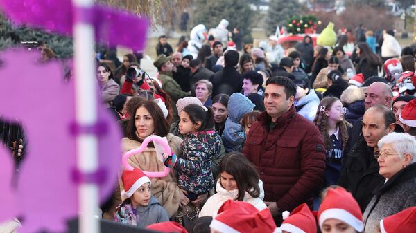 Ален Симонян на открытии Новогоднего парка во дворе Национального собрания (25 декабря 2024). Еревaн - Sputnik Армения