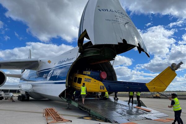 Погрузка грузов на самолет Ан-124 Руслан авиакомпании Волга-Днепр - Sputnik Армения