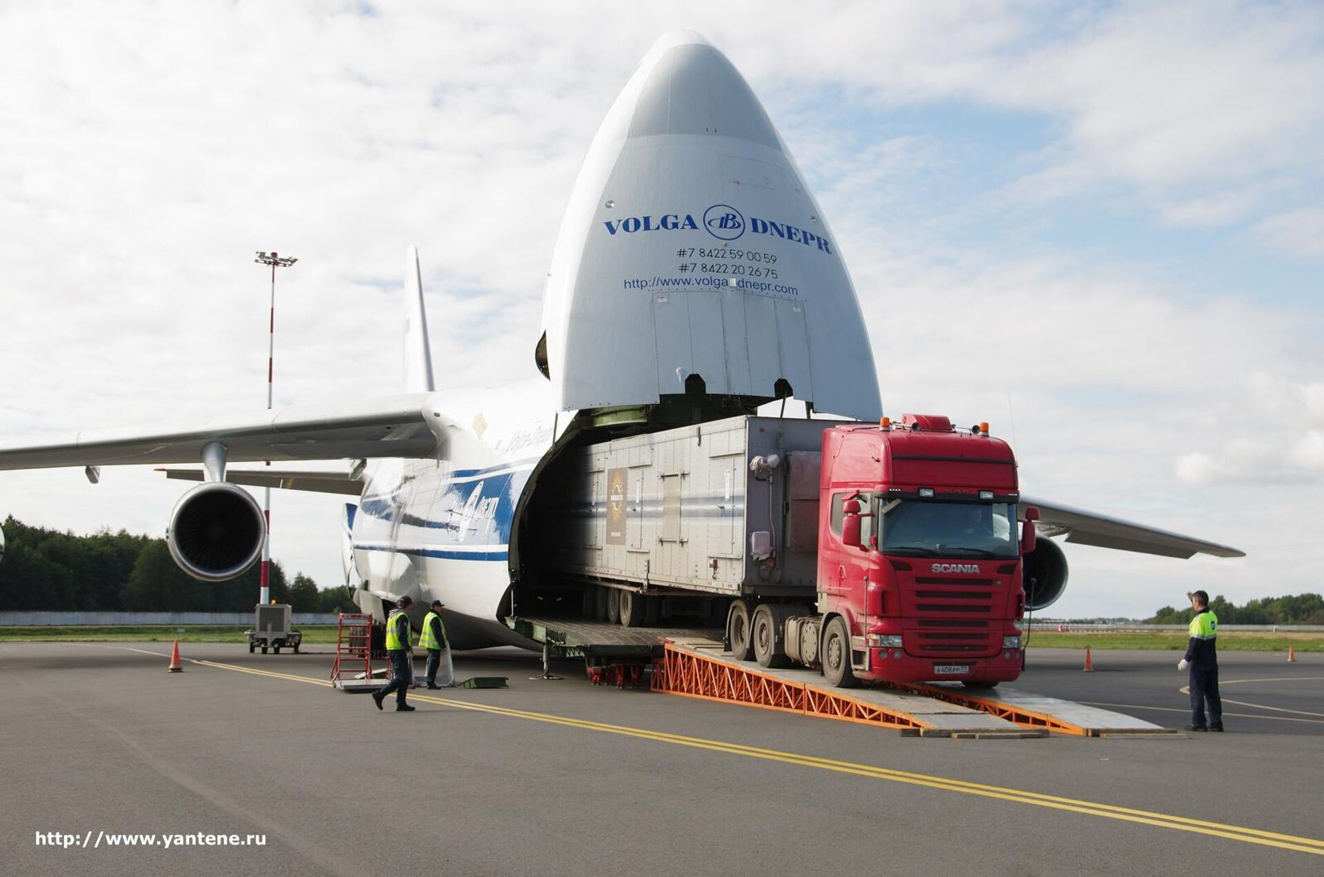 Погрузка грузов на самолет Ан-124 Руслан авиакомпании Волга-Днепр - Sputnik Армения, 1920, 27.12.2024