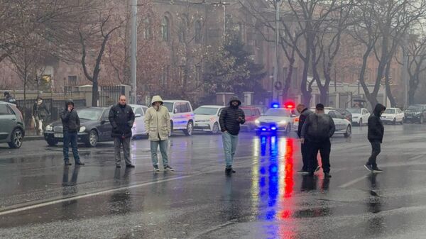 Родные пропавших без вести военнослужащих заблокировали проспект Баграмяна (27 декабря 2024). Еревaн - Sputnik Армения