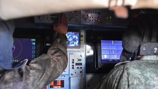 Военнослужащие ВС РФ в пункте управления зенитного ракетного комплекса Тор М2У - Sputnik Армения