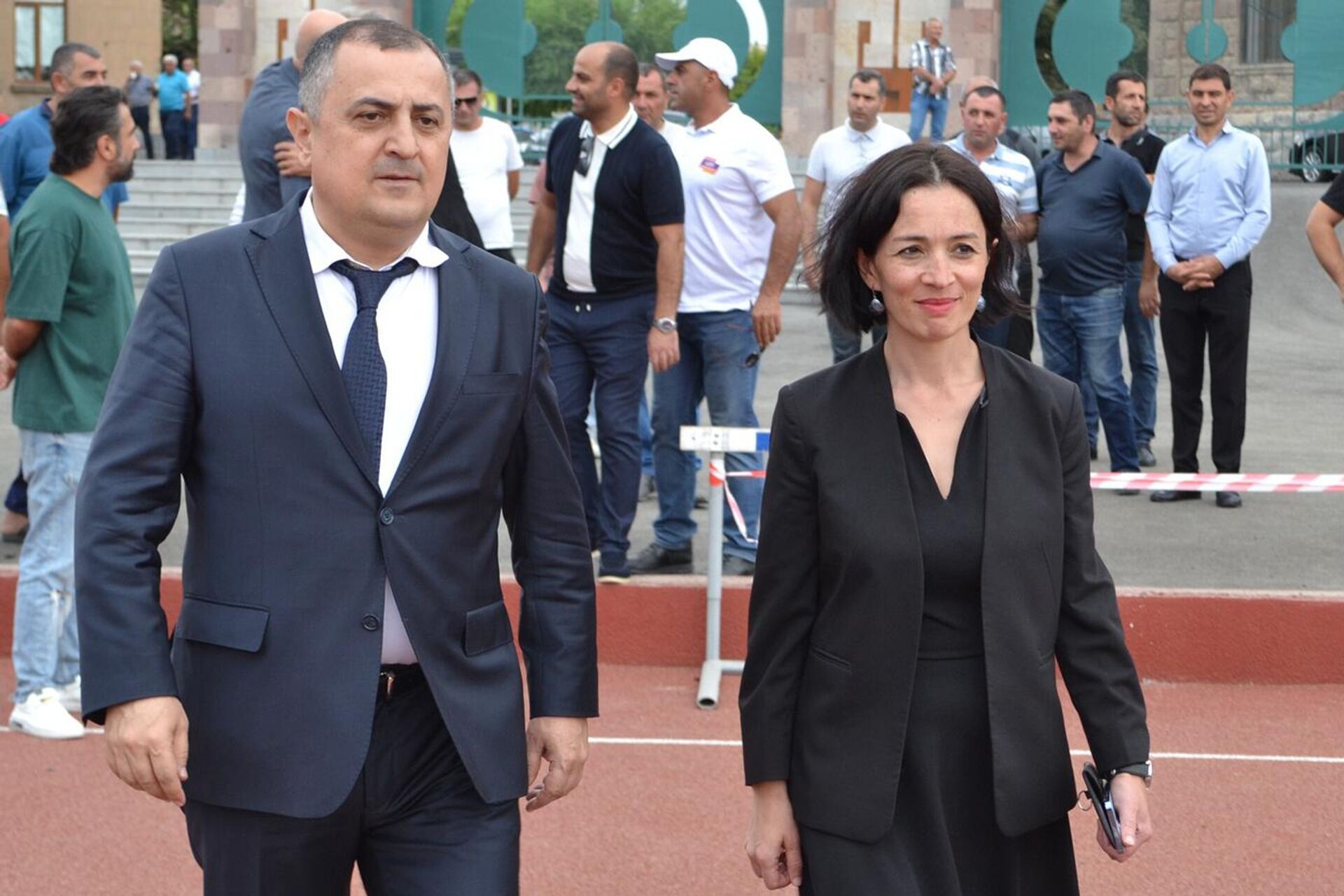 Министр ОНКС Жанна Андреасян и замминистра Карен Гилоян на 15-ом Кубке имени президента федерации атлетики РА Роберта Эмияна (9 сентября 2023). Арташат - Sputnik Армения, 1920, 10.09.2023