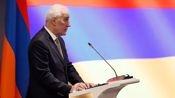 Президент Ваагн Хачатурян выступает с речью на мероприятии, посвященном судебной власти страны (12 января 2025). Еревaн - Sputnik Армения