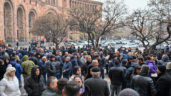 Акция протеста сотрудников Рынка золота перед зданием правительства (13 января 2025). Еревaн - Sputnik Армения