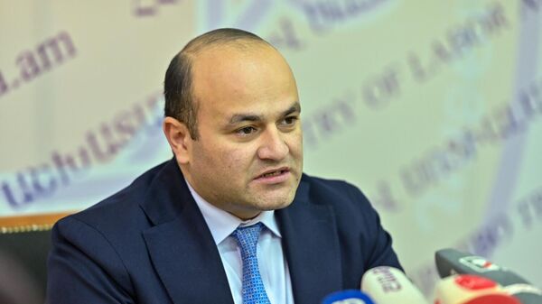 Министр труда и социальных вопросов Нарек Мкртчян во время пресс-конференции по итогам 2024 года (15 января 2025). Еревaн - Sputnik Армения