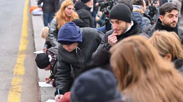 Акция протеста против повышения цен на проезд в транспорте у станции метро Еритасардакан (15 января 2025). Еревaн - Sputnik Армения