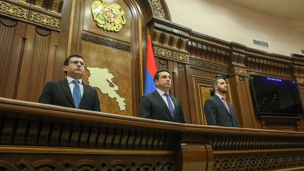 Председатель НС Ален Симонян, заместители Акоп Аршакян и Рубен Рубинян стоят во время звучания гимна Армении во время очередного заседания НС (20 января 2025). Еревaн - Sputnik Армения