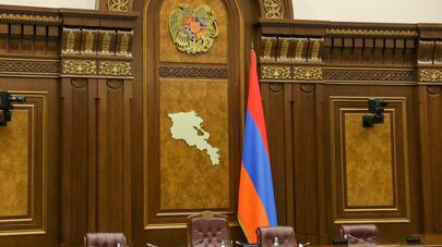 Герб, карта и флаг Армении в зале заседаний Национального собрания РА