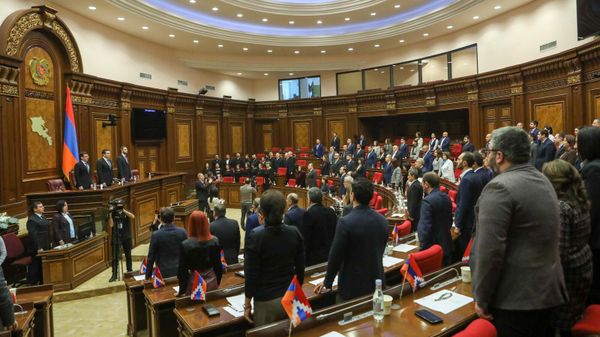 Депутаты стоят во время звучания гимна Армении во время очередного заседания НС (20 января 2025). Еревaн - Sputnik Армения