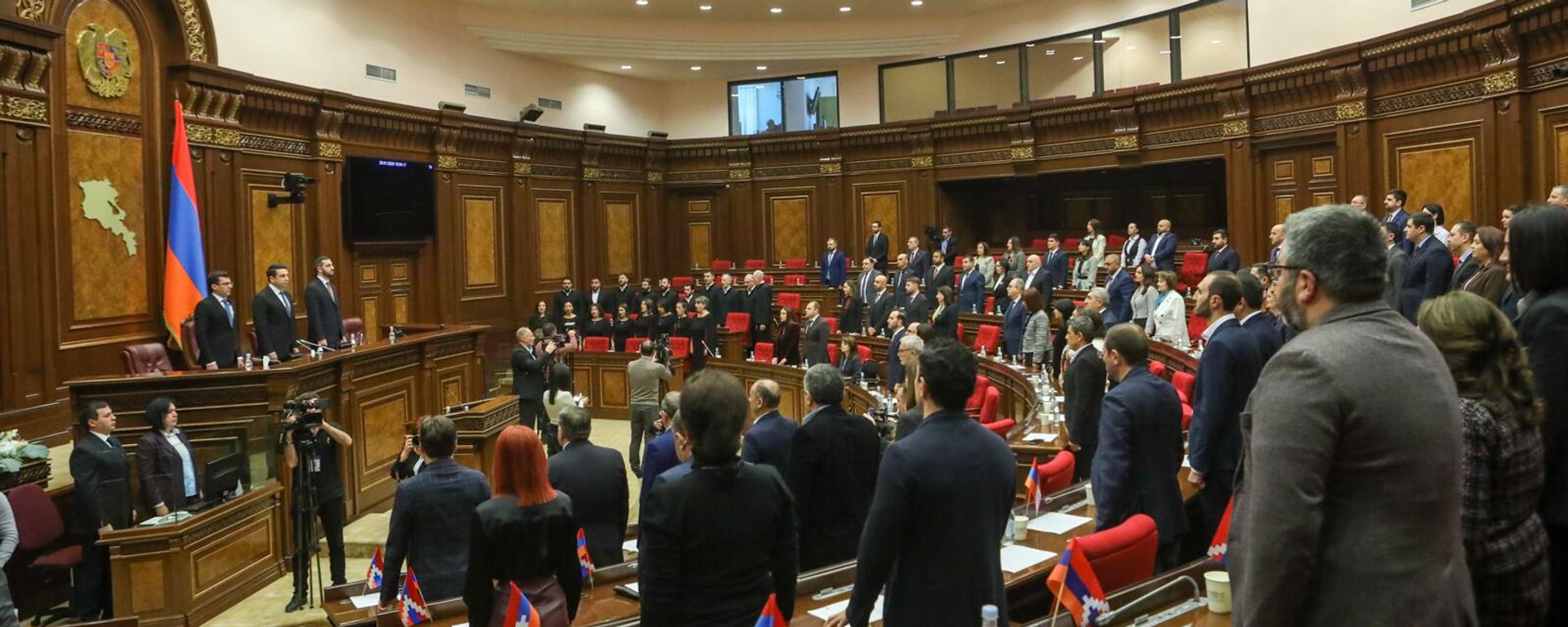 Депутаты стоят во время звучания гимна Армении во время очередного заседания НС (20 января 2025). Еревaн - Sputnik Армения, 1920, 09.08.2026