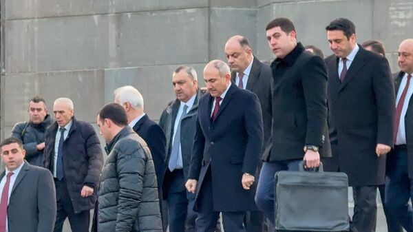 Премьер-министр Никол Пашинян покидает военный пантеон Ераблур (28 января 2025). Еревaн - Sputnik Армения
