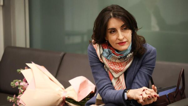 Замглавы МИД Армении Паруйр Ованнисян встречает министра иностранных дел Грузии Маку Бочоришвили в аэропорту Звартноц (30 января 2025). Еревaн - Sputnik Армения