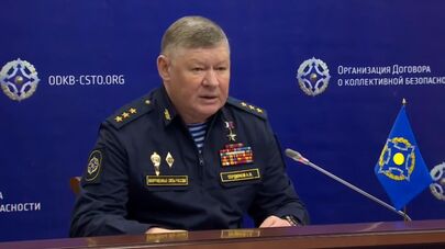 Начальник Объединенного штаба ОДКБ Андрей Сердюков проводит брифинг по вопросам ОДКБ (30 января 2025). Москва