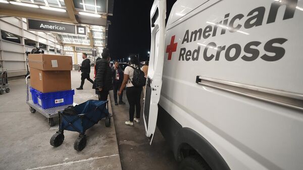 Сотрудники Американского Красного Креста в Национальном  аэропорту имени Рональда Рейгана (29 января 2025). Вашингтон - Sputnik Армения
