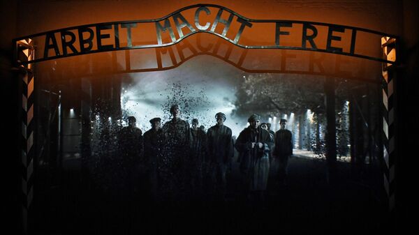 Декорация бывшего нацистского лагеря Аушвиц (Биркенау) в польском Освенциме на выставке в открывшемся главном здании Музея Победы - Sputnik Армения