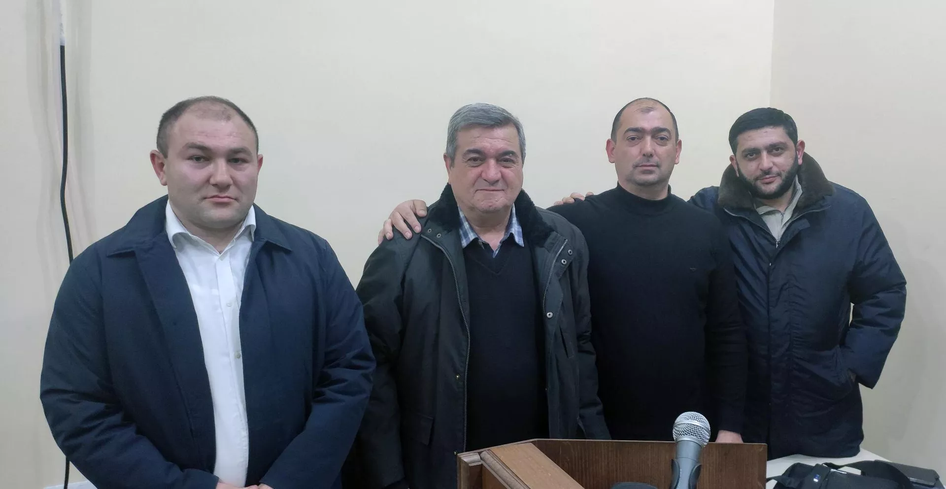 Гариб Бабаян и адвокат Давид Ованнисян за час до вынесения решения суда - Sputnik Армения, 1920, 02.02.2025