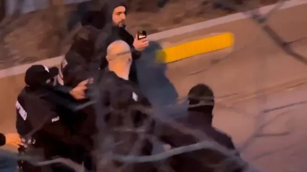 Полиция задерживает протестующих, перекрывших движение международной дороги - Sputnik Армения