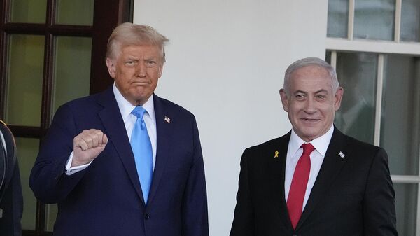 Президент Дональд Трамп приветствует премьер-министра Израиля Биньямина Нетаньяху (4 февраля 2025). Вашингтон - Sputnik Армения
