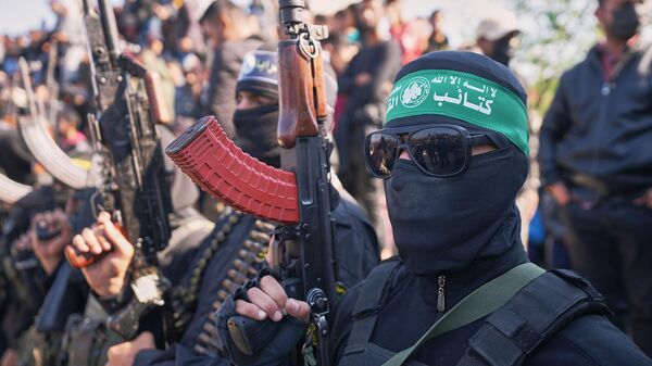 Бойцы ХАМАС и Исламского джихада с оружием в преддверии освобождения израильского заложника в Газе (30 января 2025). Хан-Юнис - Sputnik Армения