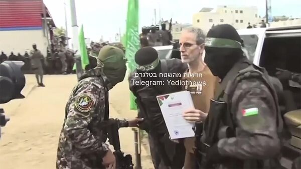 Бригады Кассам передали Красному Кресту в Дейр-эль-Балахе трех израильских пленных в военной форме - Sputnik Армения