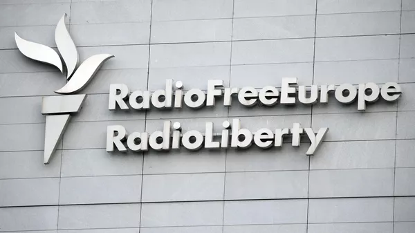 Вывеска на здании штаб-квартиры международной радиовещательной организации Радио „Свободная Европа“/Радио „Свобода“ в Праге - Sputnik Армения