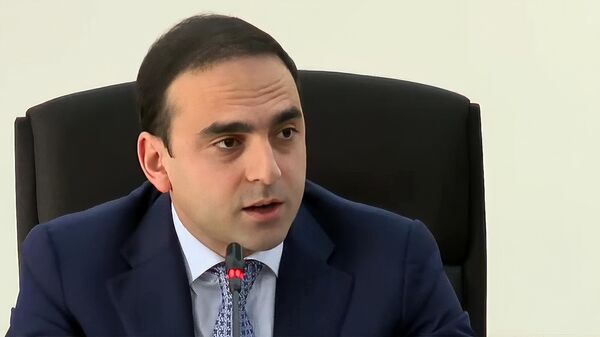 Мэр Еревaна Тигран Авинян во время внеочередного заседания Совета старейшин столицы (10 февраля 2025). Еревaн - Sputnik Армения