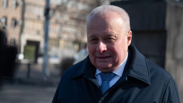 Посол РФ в РА Сергей Копыркин отвечает на вопросы журналистов после традиционного возложения цветов к памятнику Грибоедову в честь Дня дипломатического работника (10 февраля 2025). Еревaн - Sputnik Армения