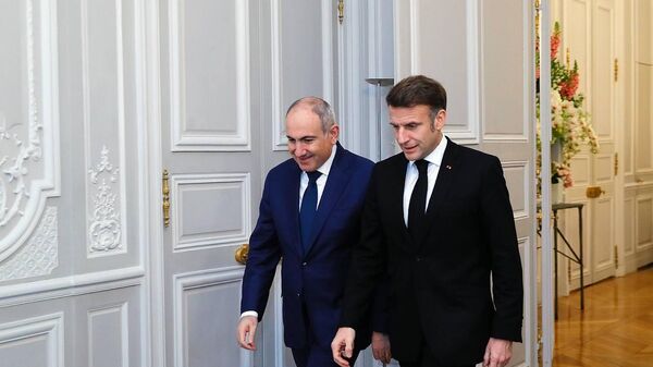 Премьер-министр Никол Пашинян встретился в Елисейском дворце с президентом Франции Эммануэлем Макроном (10 февраля 2025). Париж - Sputnik Армения