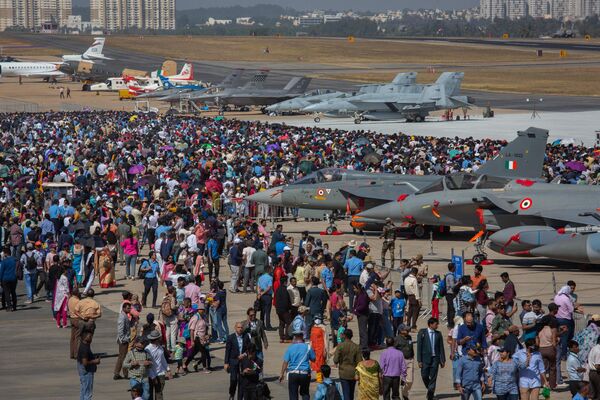 Посетители осматривают самолеты, припаркованные на взлетно-посадочной полосе - Sputnik Армения
