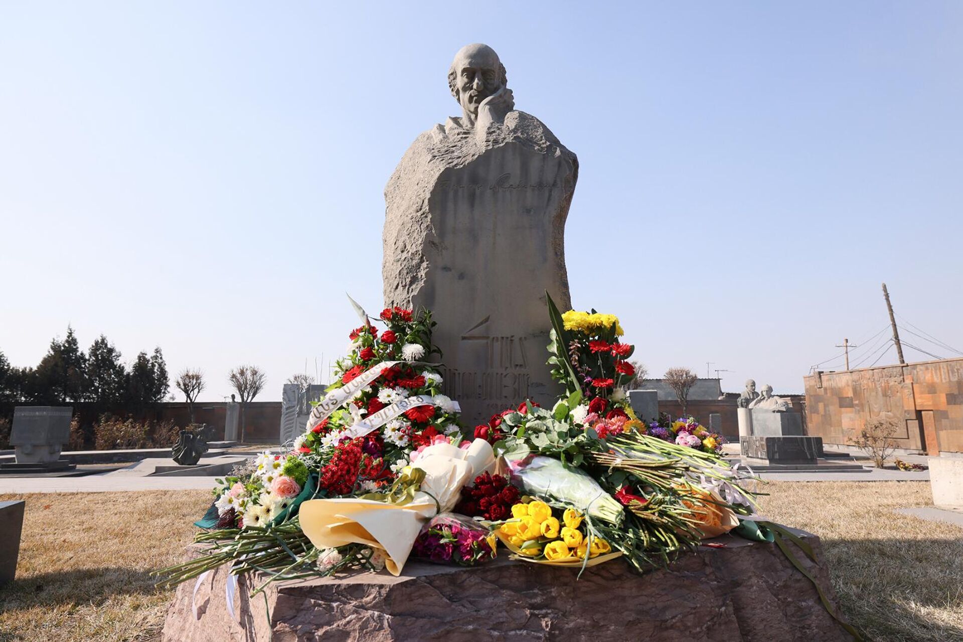 Возложенные цветы на мероприятии по случаю 90-летия Гранта Матевосяна в ереванском пантеоне им. Комитаса (12 февраля 2025). Еревaн - Sputnik Արմենիա, 1920, 12.02.2025