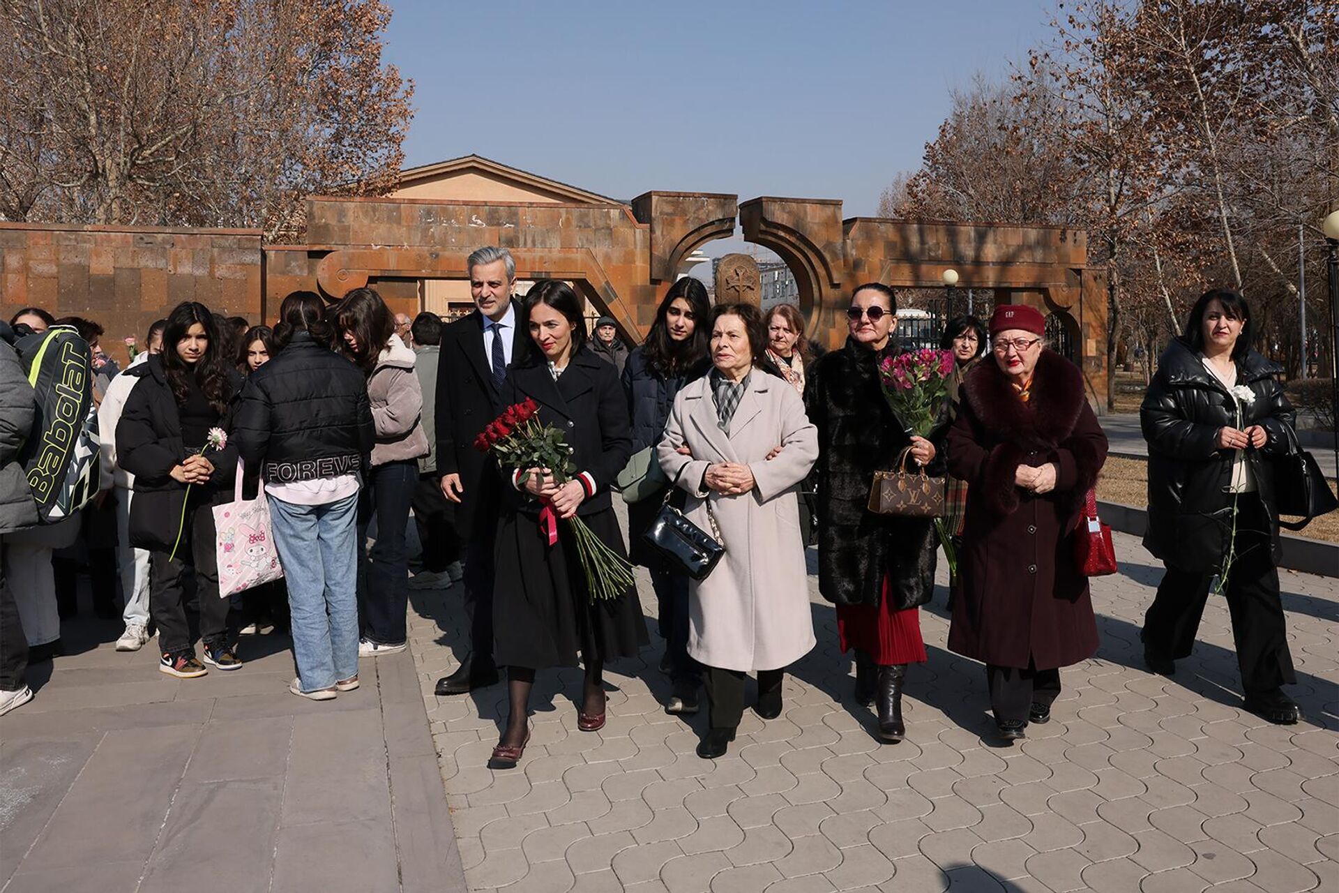Министр ОНКС Жанна Андреасян, замминистра Даниел Даниелян, члены семьи Матевосяна посетили пантеон в парке имени Комитаса возложить цветы в память Гранта Матевосяна (12 февраля 2025). Еревaн - Sputnik Արմենիա, 1920, 12.02.2025