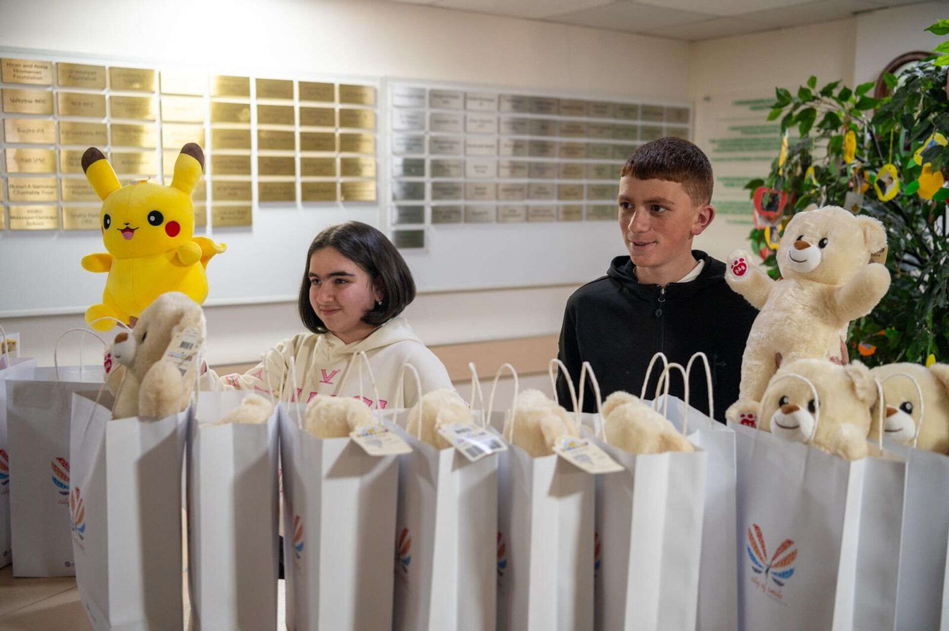 12-летняя Люсия Багманян и 16-летний Ромик Аршакян в Центре детской онкологии и заболеваний крови - Sputnik Արմենիա, 1920, 12.02.2025