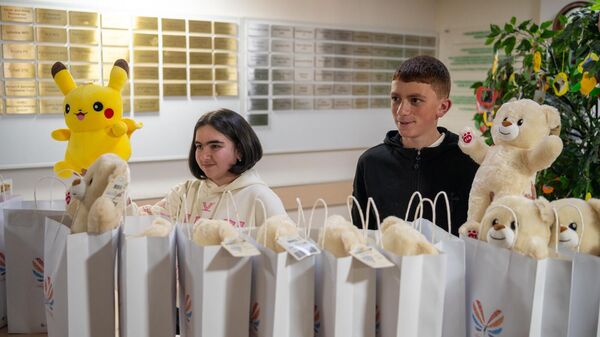 12-летняя Люсия Багманян и 16-летний Ромик Аршакян в Центре детской онкологии и заболеваний крови - Sputnik Армения