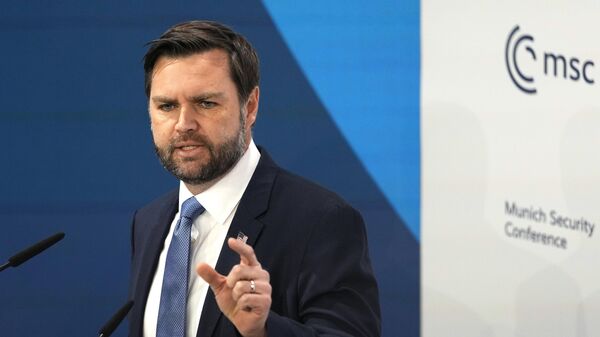 Вице-президент США Дж. Д. Вэнс обращается к аудитории во время Мюнхенской конференции по безопасности в отеле Bayerischer Hof (14 февраля 2025). Мюнхен - Sputnik Армения