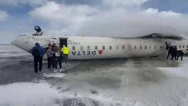 Падение самолёта авиакомпании Delta Airlines во время посадки в аэропорту Торонто - Sputnik Արմենիա
