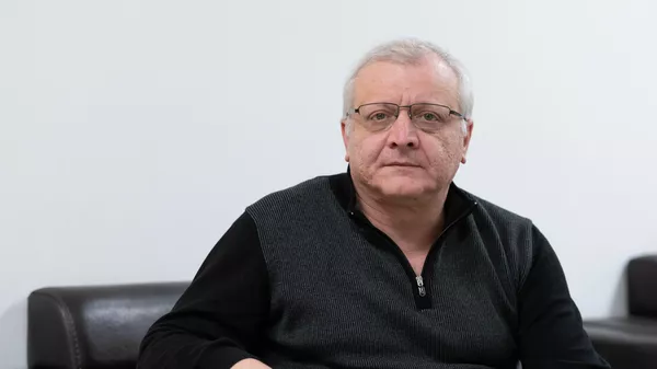 Политический аналитик Сурен Суренянц в гостях радио Sputnik - Sputnik Армения